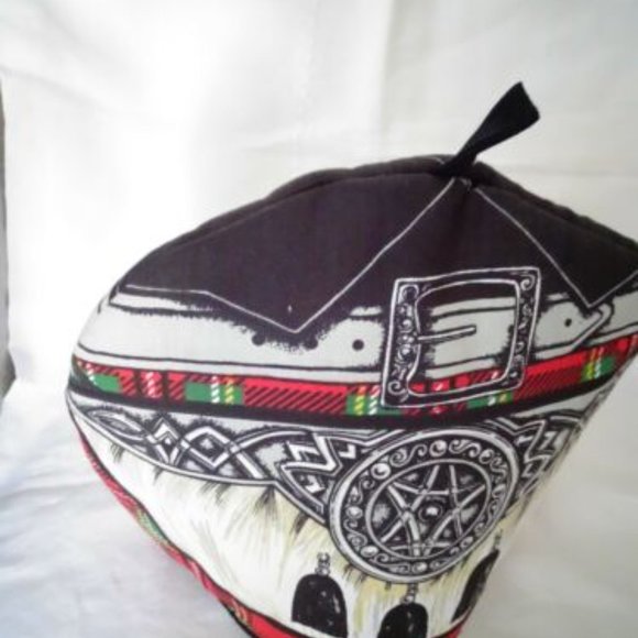 D&C Scottish Kilt Sporran Tea Cozy - Picture 2 of 2